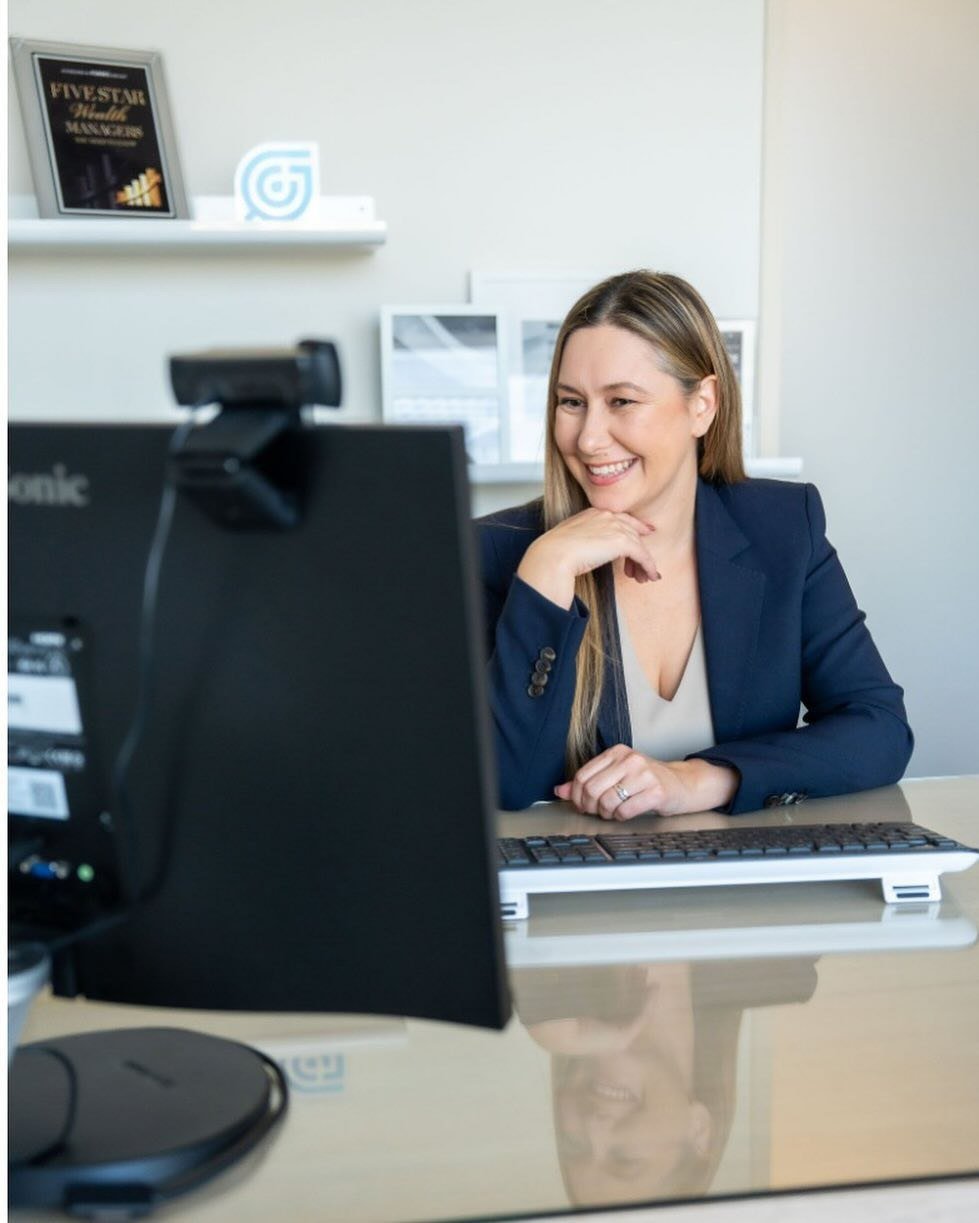 Advisor working at desk